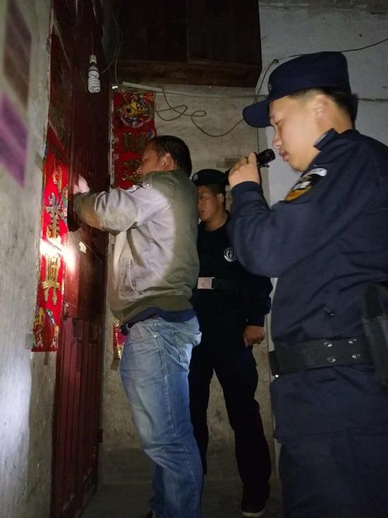 温州粗心妈妈误将幼女锁家中 民警全城寻开锁师傅开门